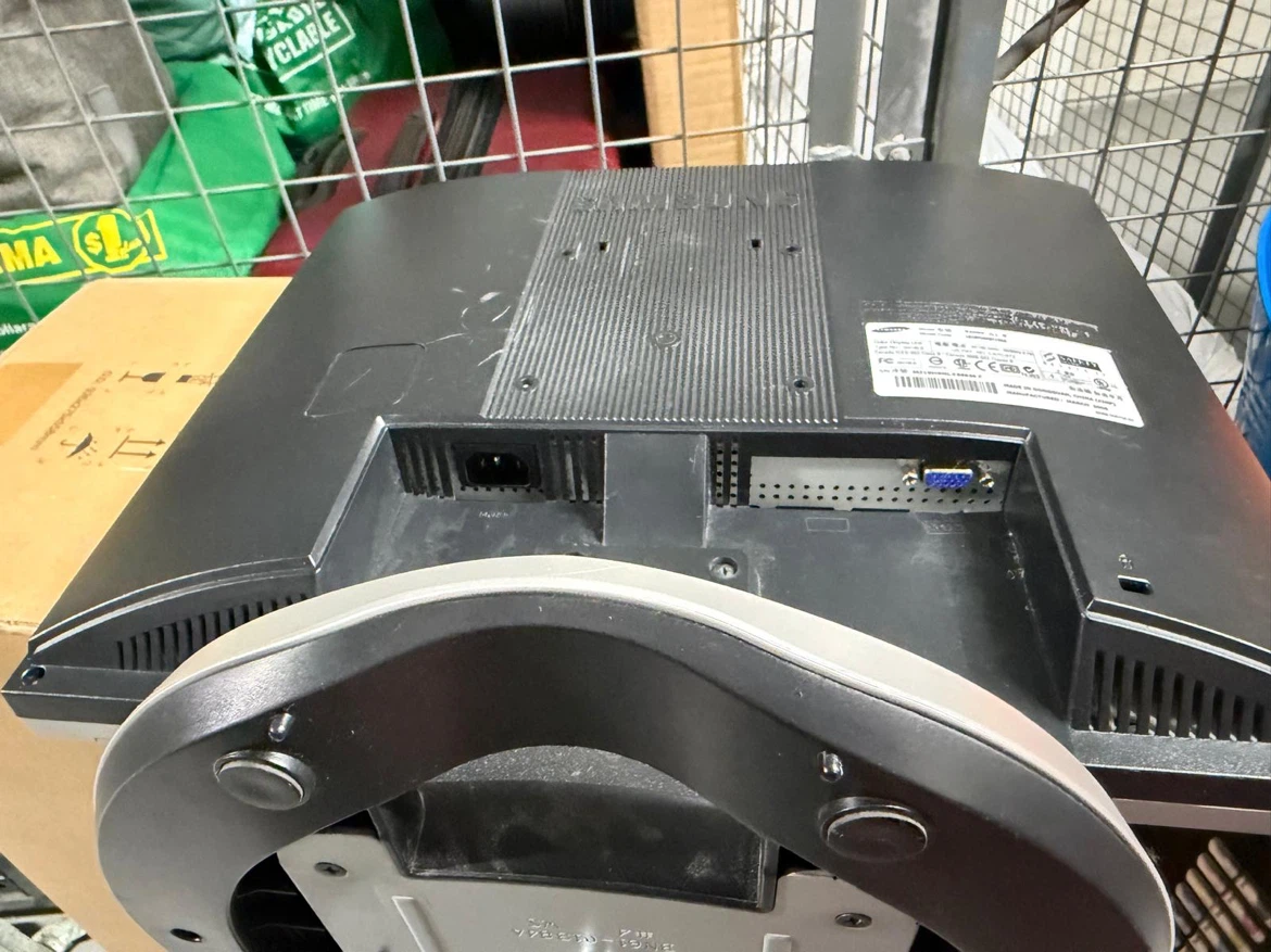 Samsung SyncMaster 920nx LCD Monitor - photo 3