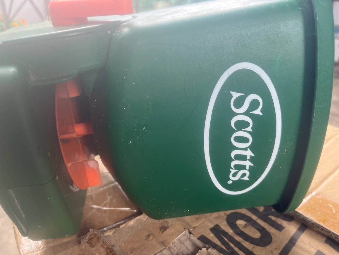 Scotts Turf Builder Lawn Spreader