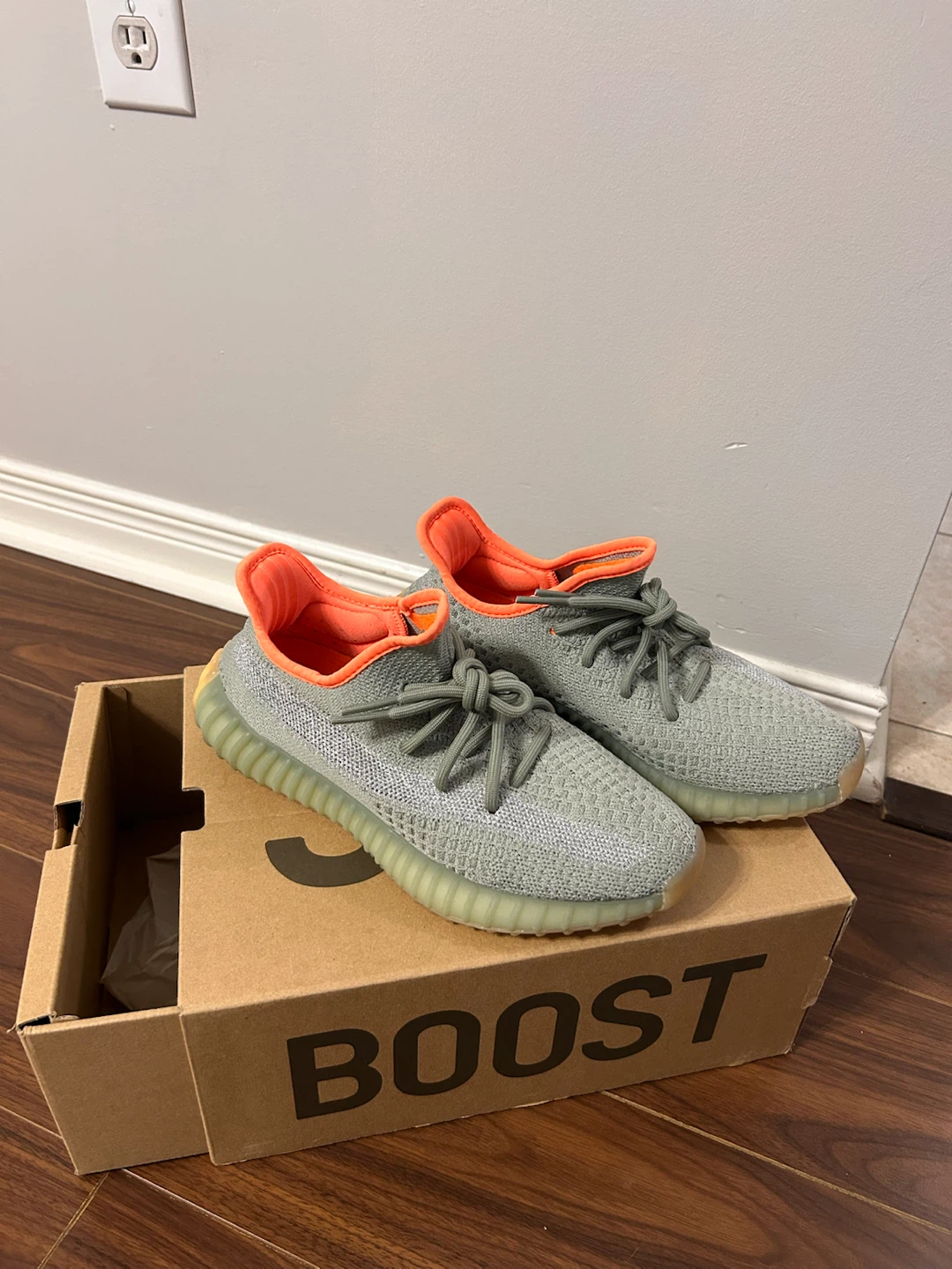 YEEZY BOOST 350 V2 women’s 7 or men’s 5.5