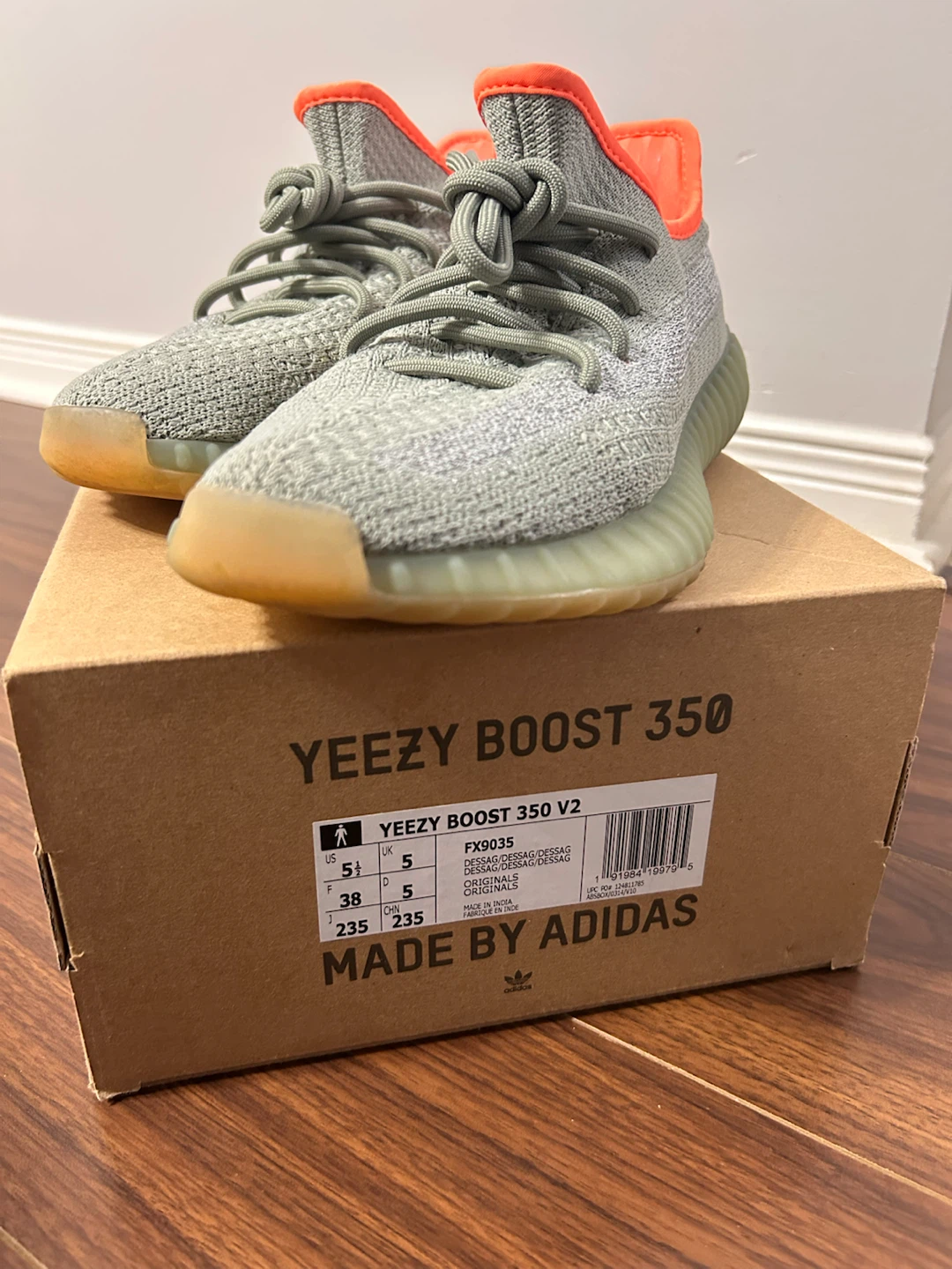 YEEZY BOOST 350 V2 women’s 7 or men’s 5.5 - photo 2