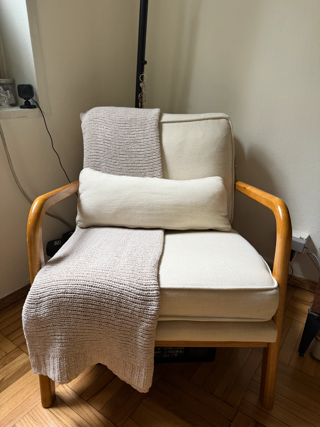 Cream Accent Chair with Wooden Frame - photo 5