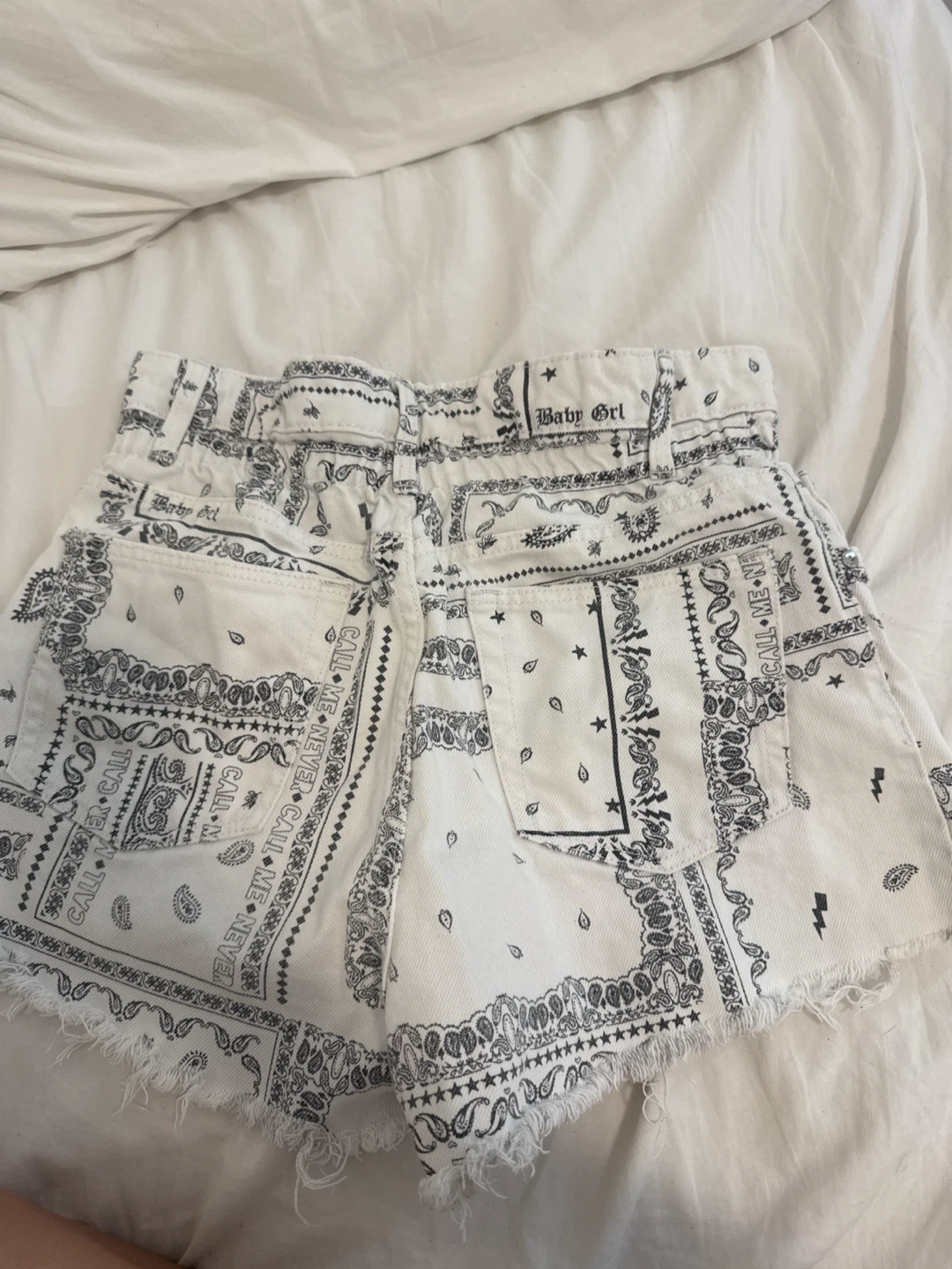 Bershka White Paisley Denim Shorts Size 28 - photo 2