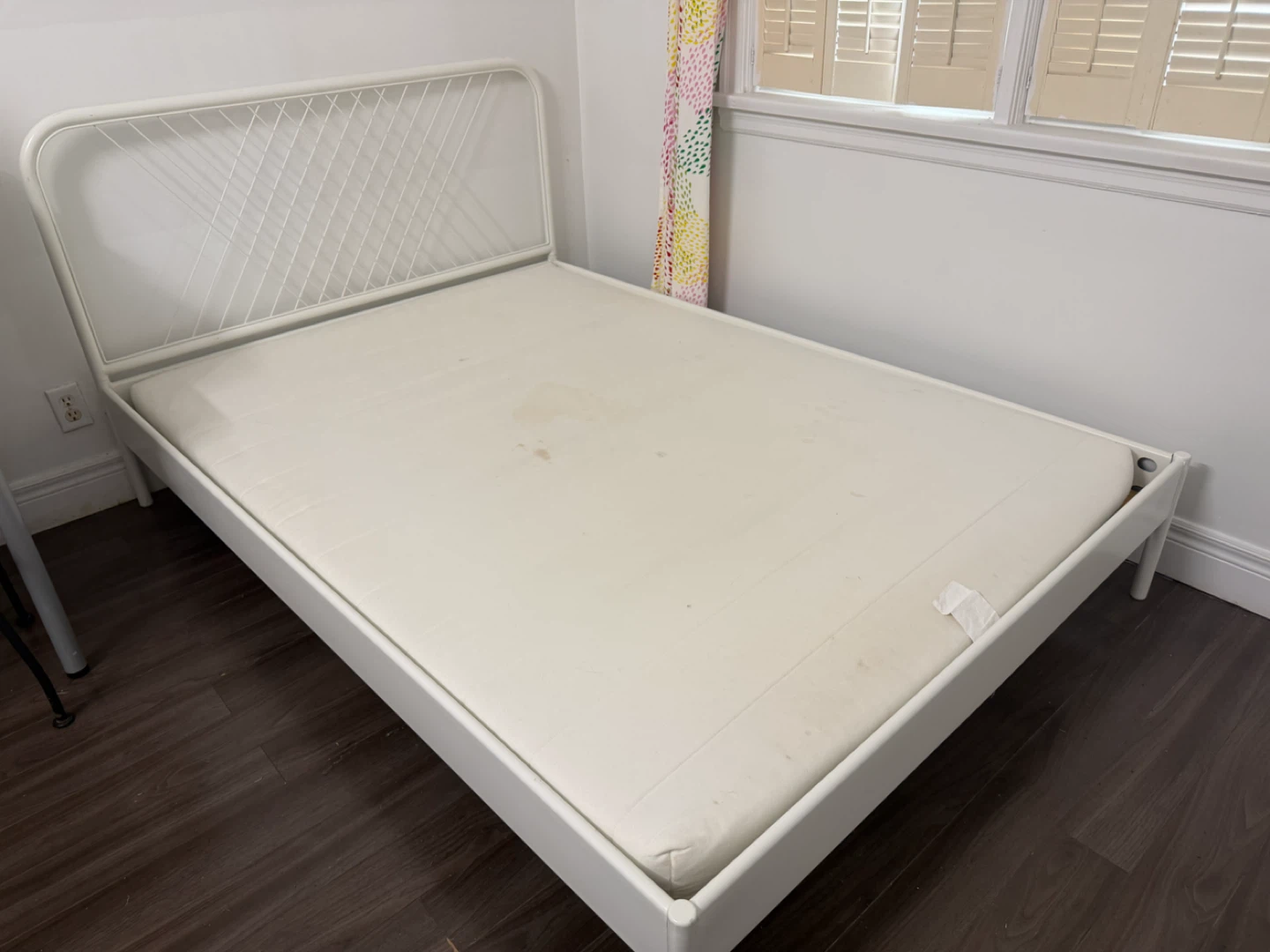 Double size White Metal Bed with free mattress - photo 2