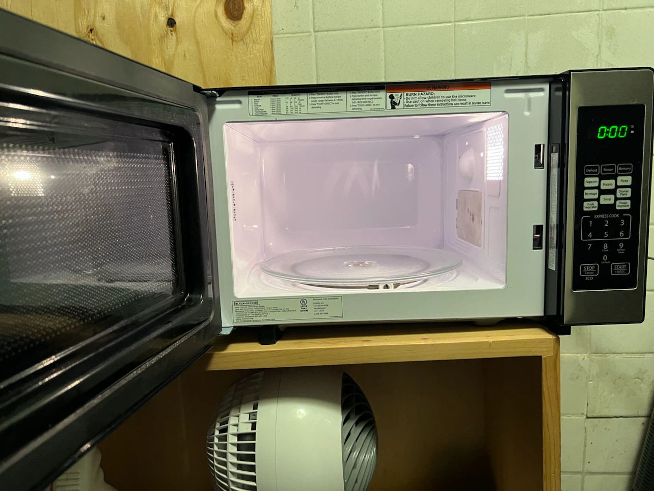 Black+Decker Stainless Steel Microwave - photo 2