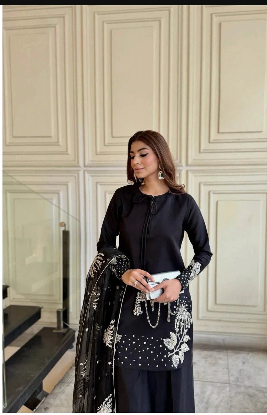 Black Thai silk embroidered kurta and pants set - photo 2