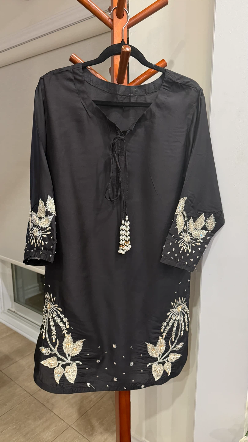Black Thai silk embroidered kurta and pants set - photo 4