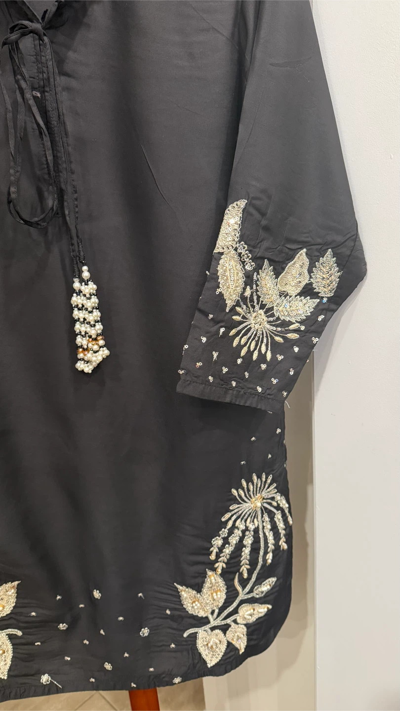 Black Thai silk embroidered kurta and pants set - photo 5