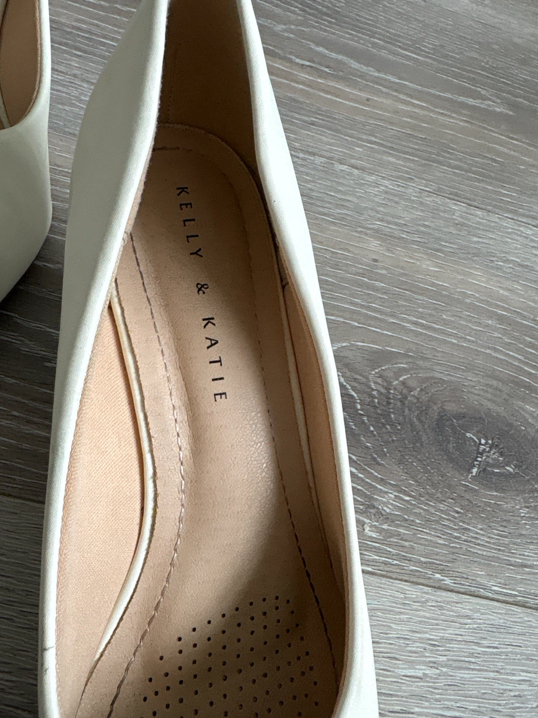 Kelly & Katie White Pointed-Toe Heels - photo 3