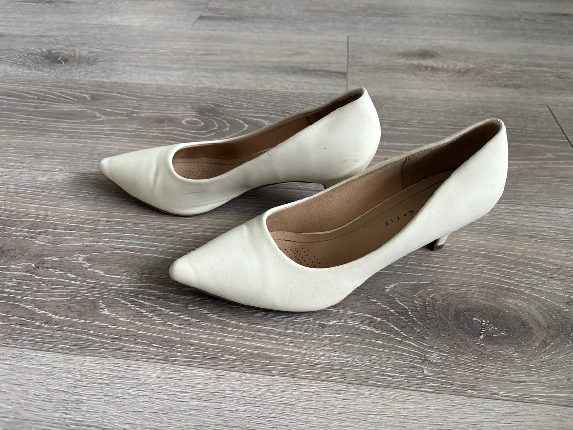 Kelly & Katie White Pointed-Toe Heels - photo 4