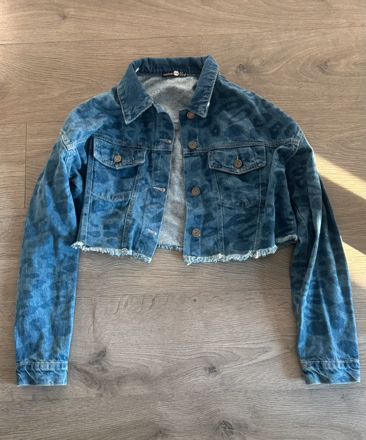 NEW Boohoo cropped denim cheetah print jacket size small