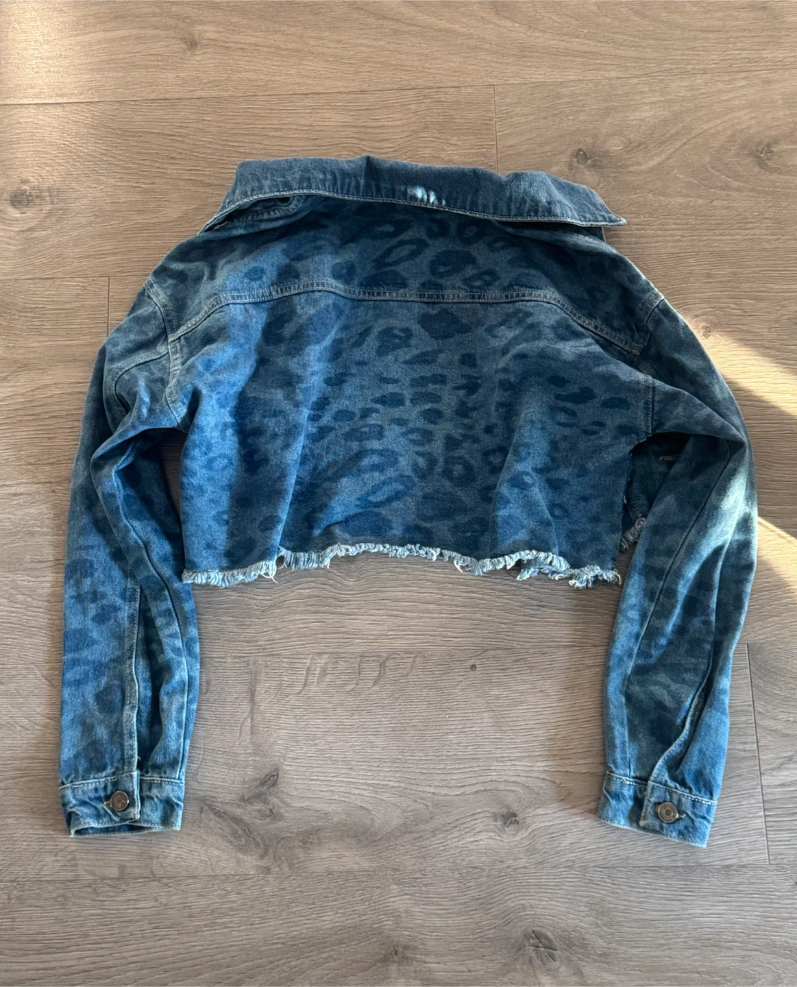 NEW Boohoo cropped denim cheetah print jacket size small - photo 2