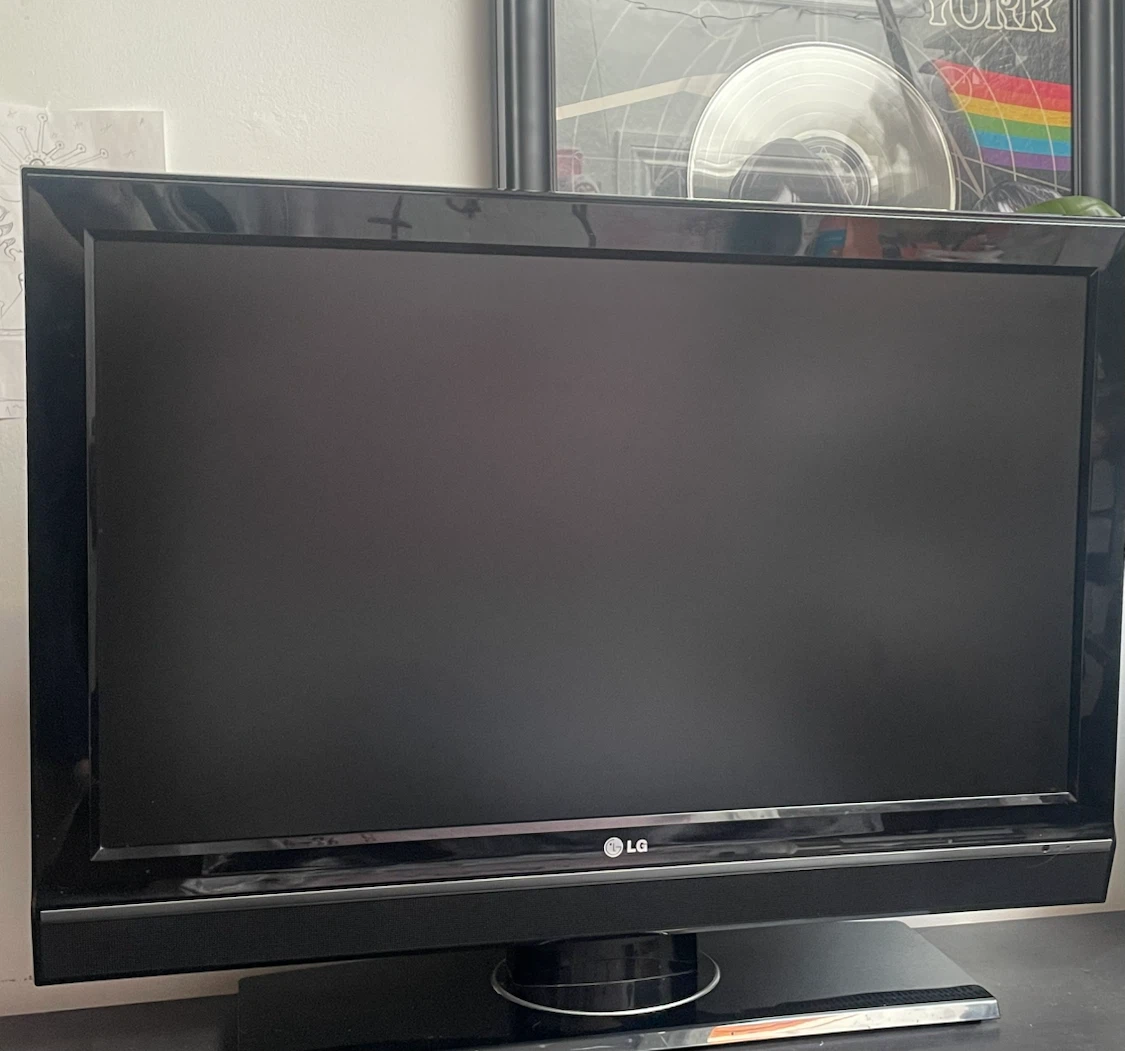 36 INCH OLG LCD HDTV PERFECT CONDITION