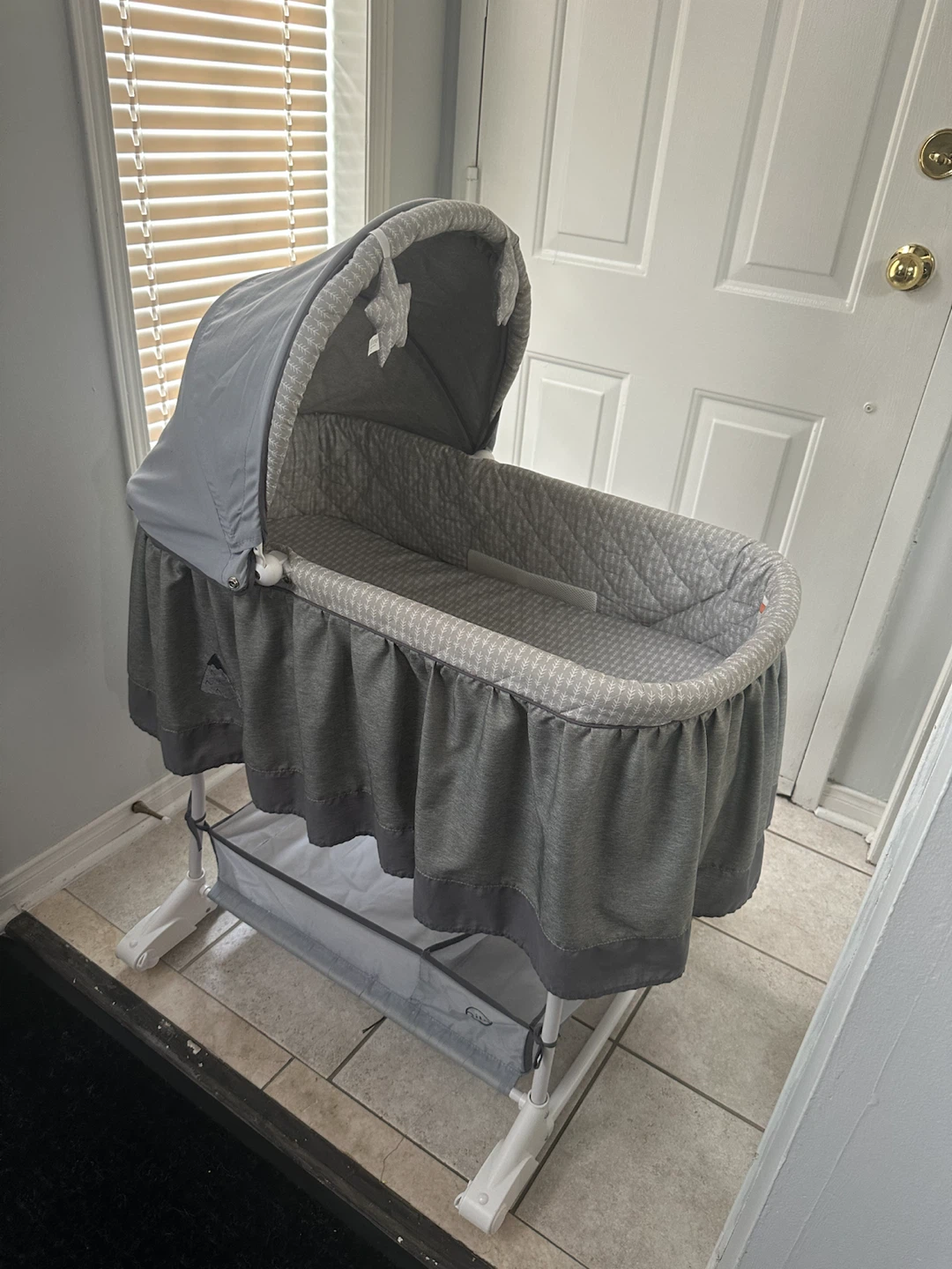 Bassinet for Sale – Excellent Condition - photo 2
