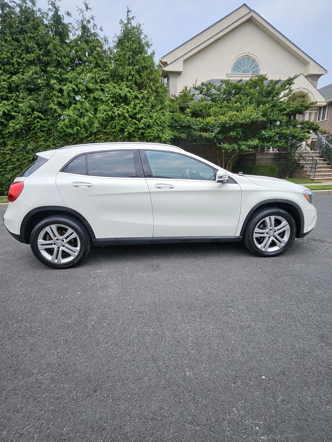 White Mercedes-Benz GLA 4Matic - photo 4