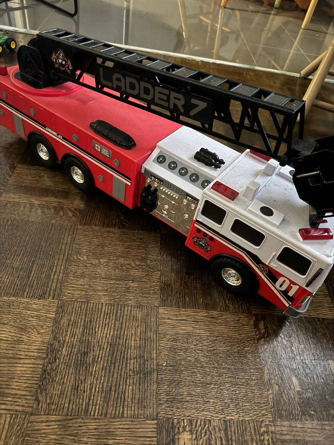 Ladder 7 Fire Truck Toy - photo 2