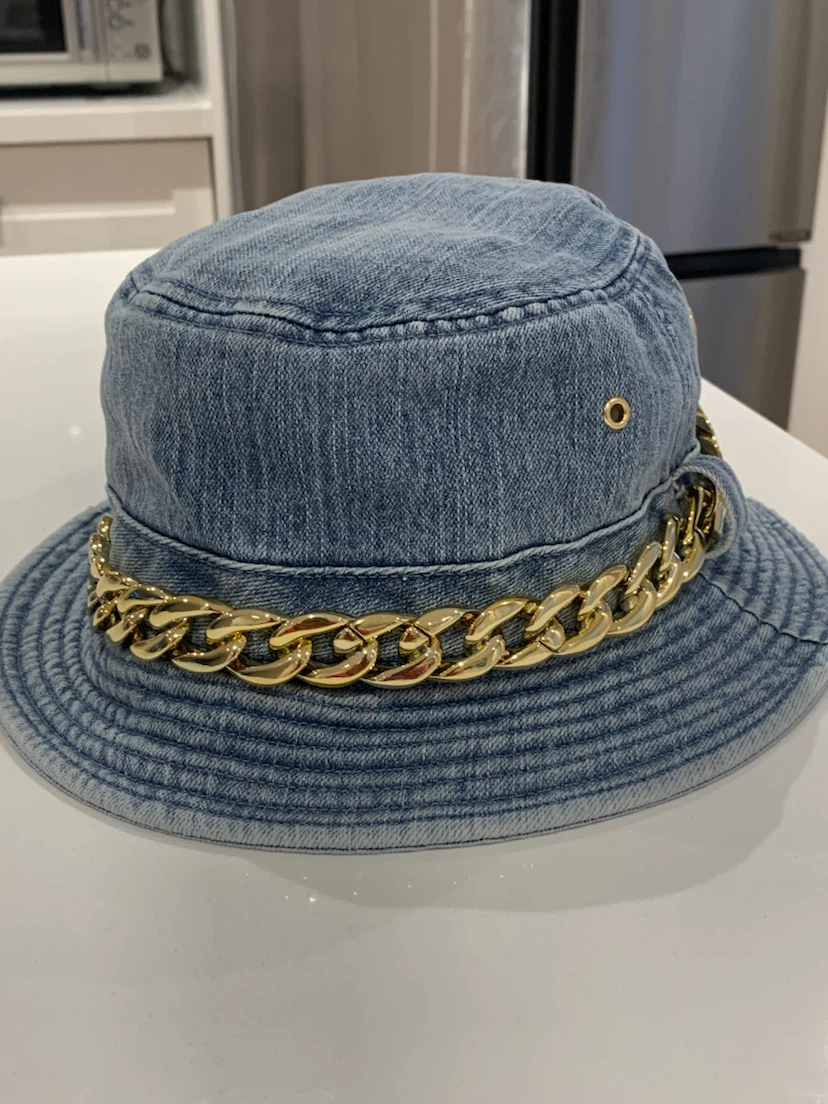 💙NWT Michael Kors Denim Bucket Hat with Gold Chain 💙