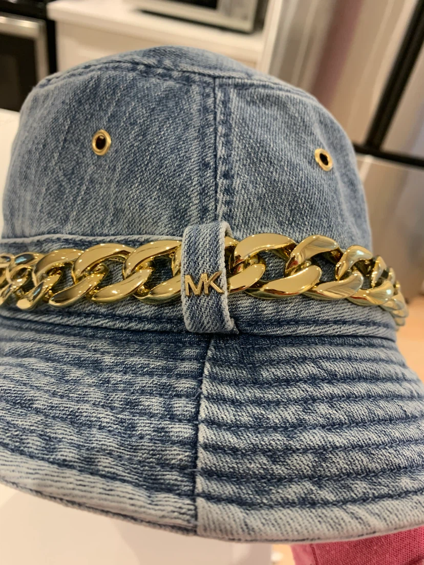 💙NWT Michael Kors Denim Bucket Hat with Gold Chain 💙 - photo 2