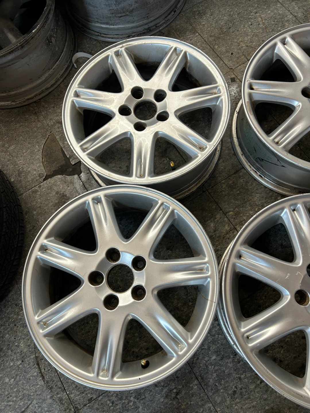 Set of 4 Volvo OEM Silver Alloy Wheels - photo 4