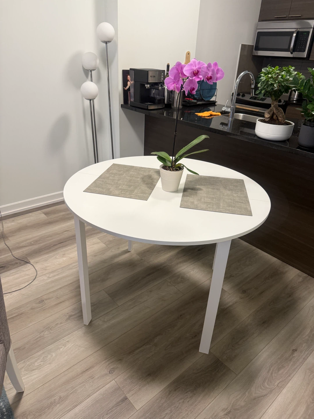 Round White Dining Table – Seats 4 - photo 2