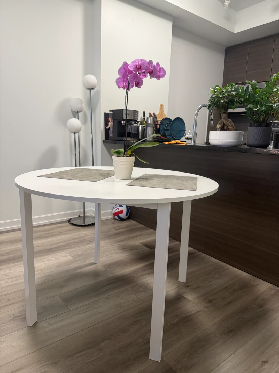 Round White Dining Table – Seats 4 - photo 3