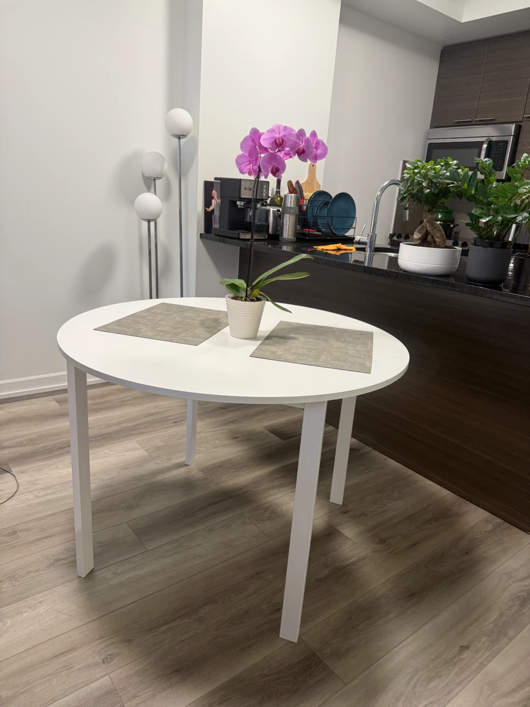 Round White Dining Table – Seats 4 - photo 4