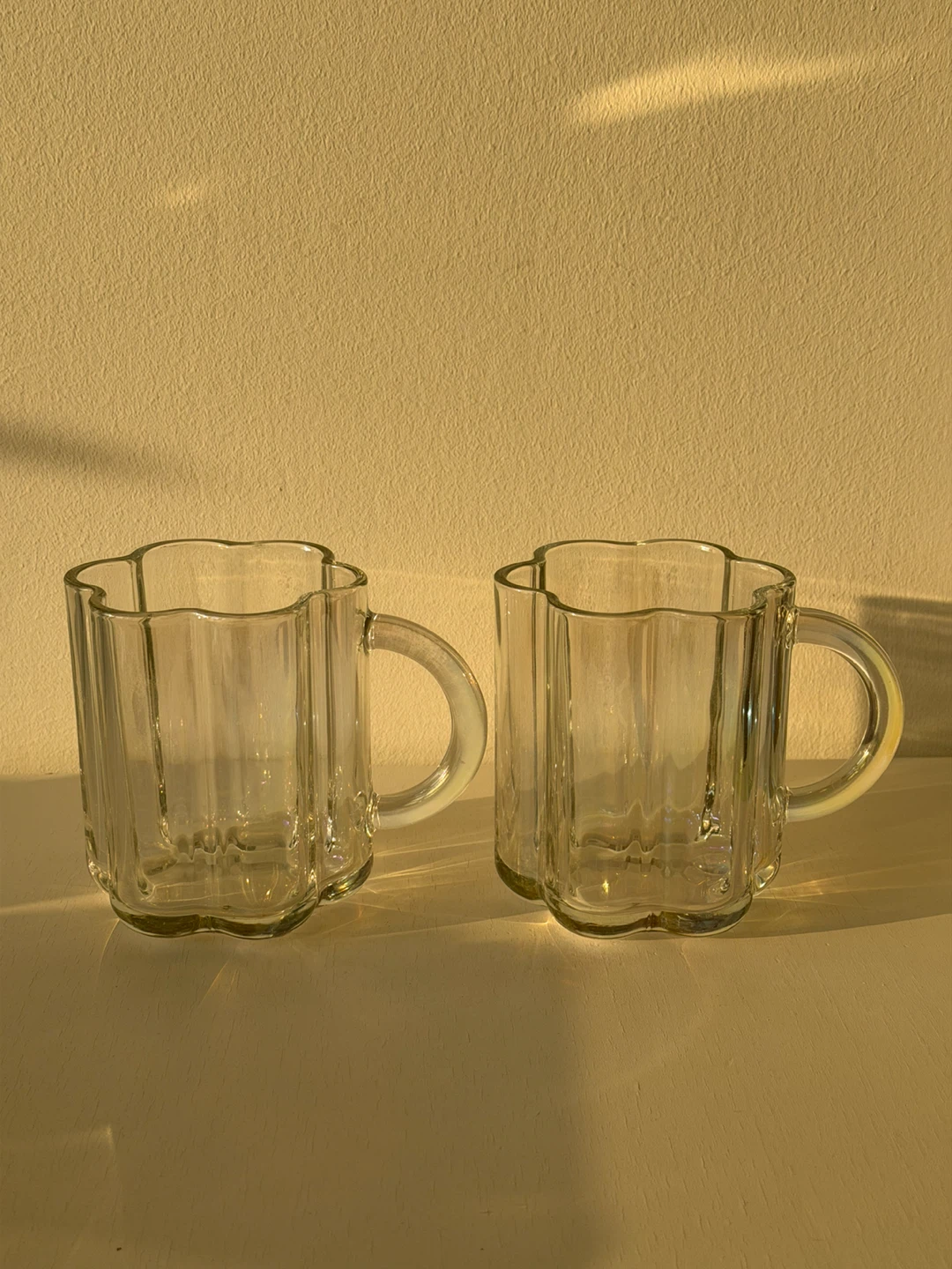 Iridescent glass mugs with scalloped silhouette - photo 2
