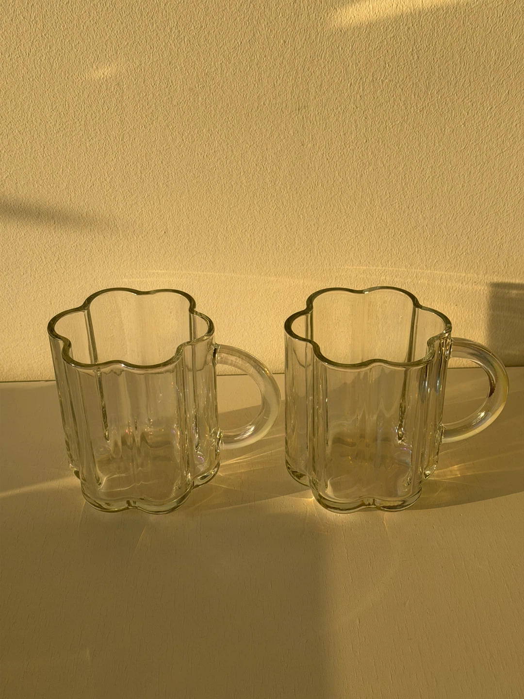 Iridescent glass mugs with scalloped silhouette - photo 3