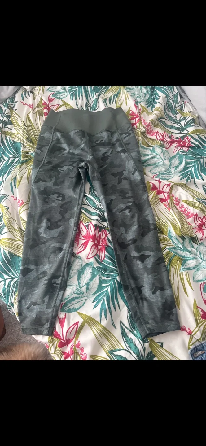 Women's Camo Capris