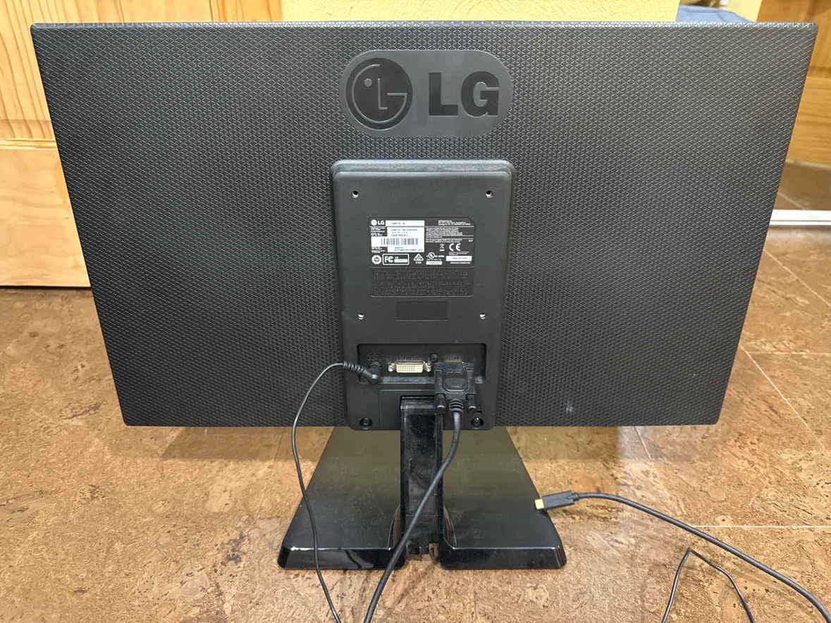 LG LED Monitor 24” - photo 2