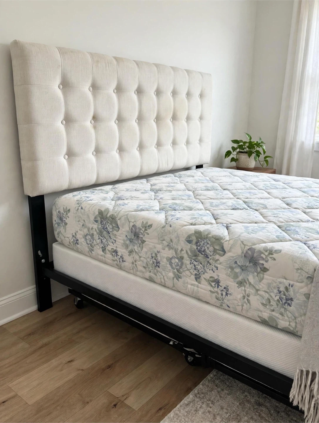 Cream color Queen size Complete Bed Set – Excellent condition.