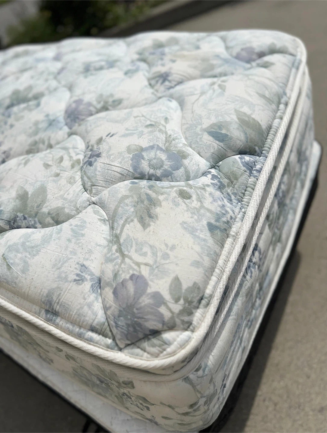 Cream color Queen size Complete Bed Set – Excellent condition. - photo 5