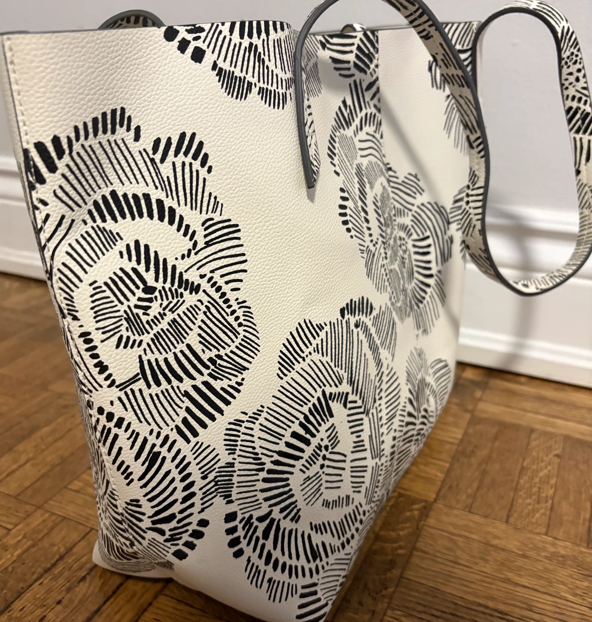 Indigo White and Black Floral Tote Bag - photo 5
