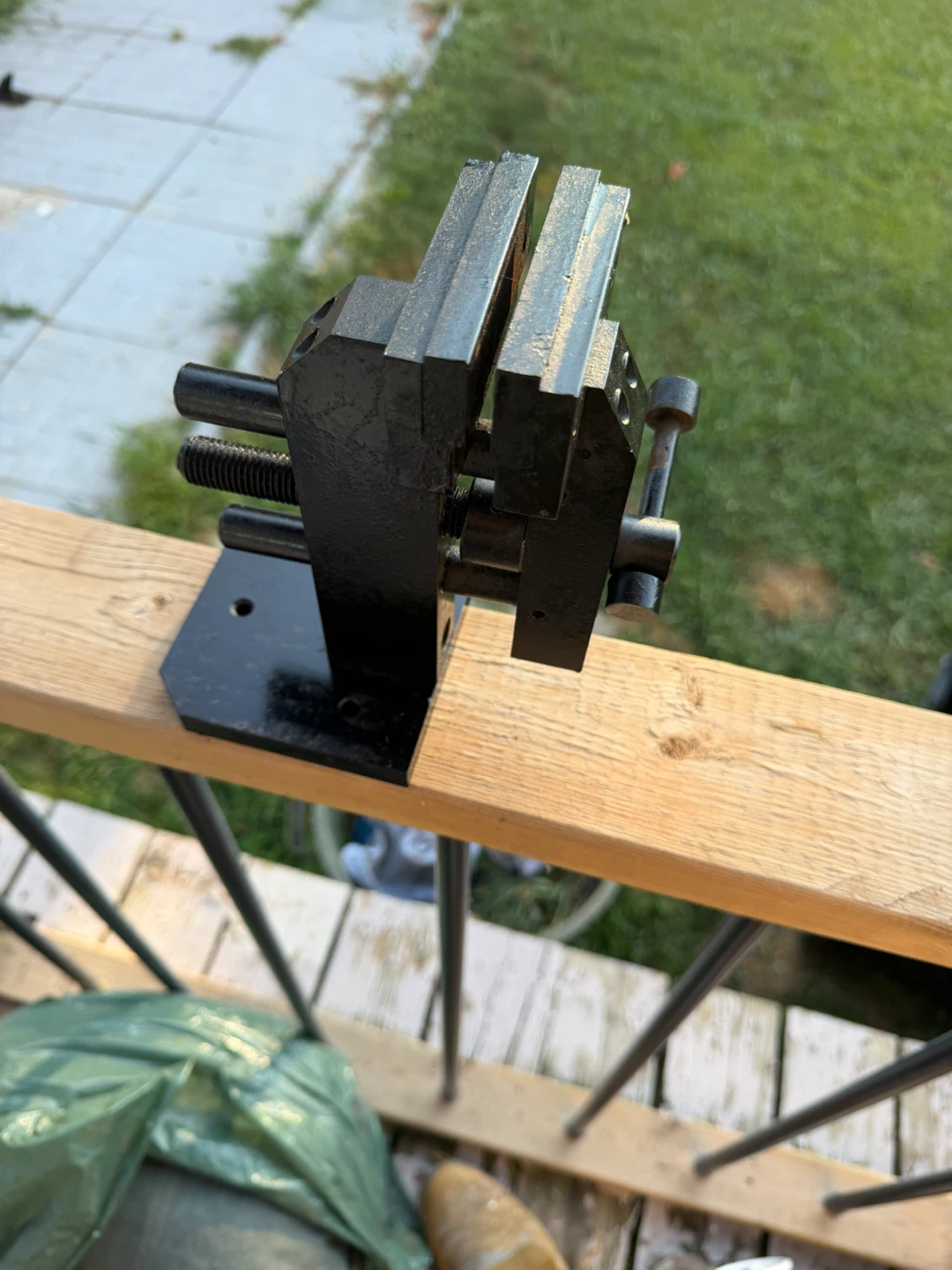 Black Swivel Bench Vise