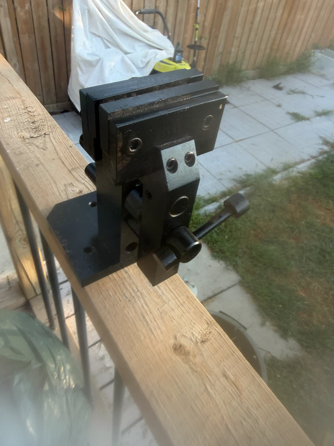 Black Swivel Bench Vise - photo 2