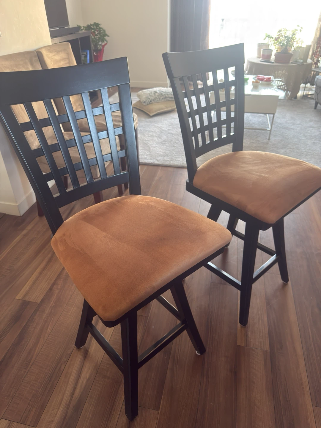 Black Swivel Bar Stool with Tan Seat