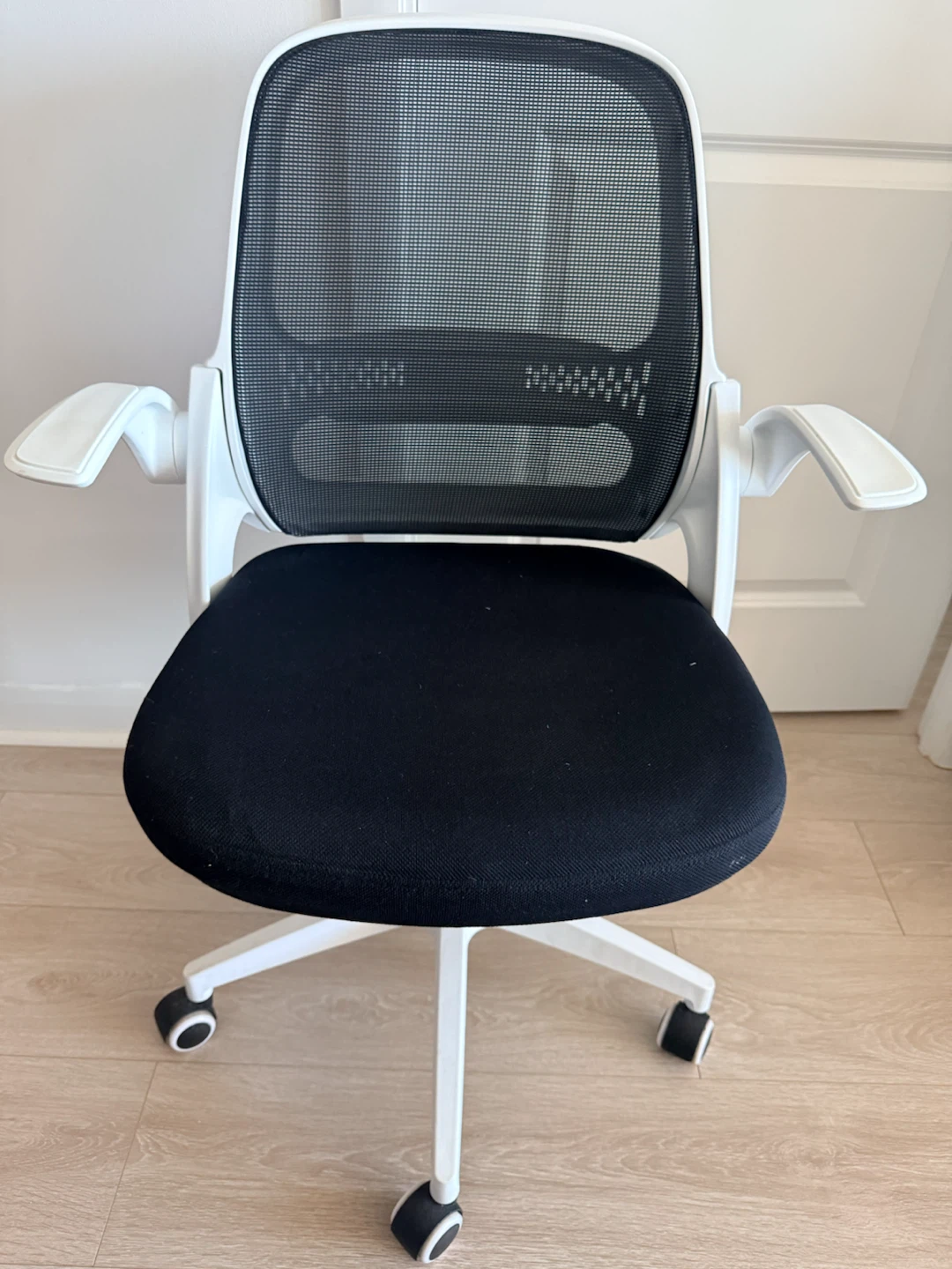 Free White Mesh Office Chair - photo 3