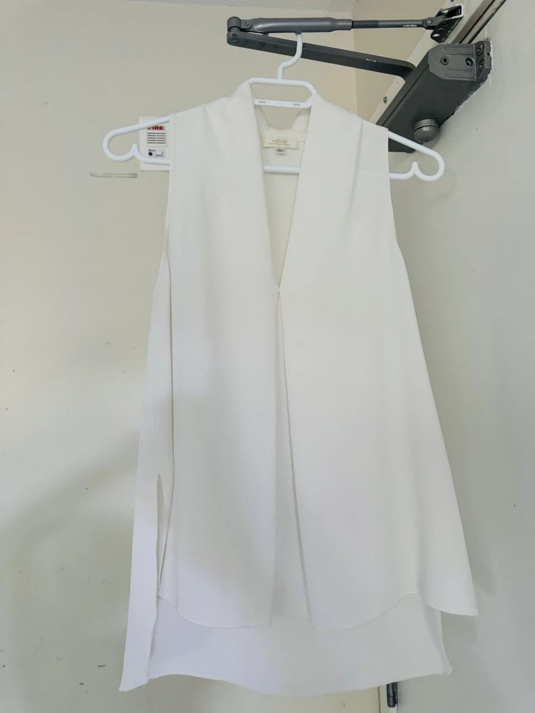 Wilfred Sleeveless V-Neck Blouse
