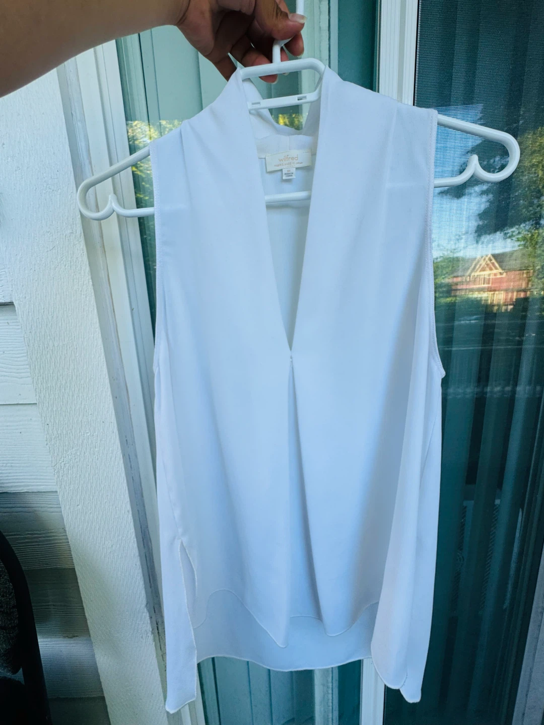 Wilfred Sleeveless V-Neck Blouse - photo 2