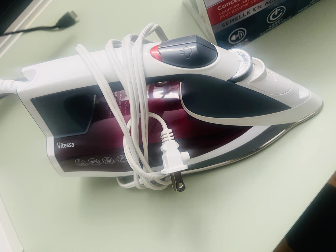 Selling my black and decker with steam Iron box at 50% discount - photo 2