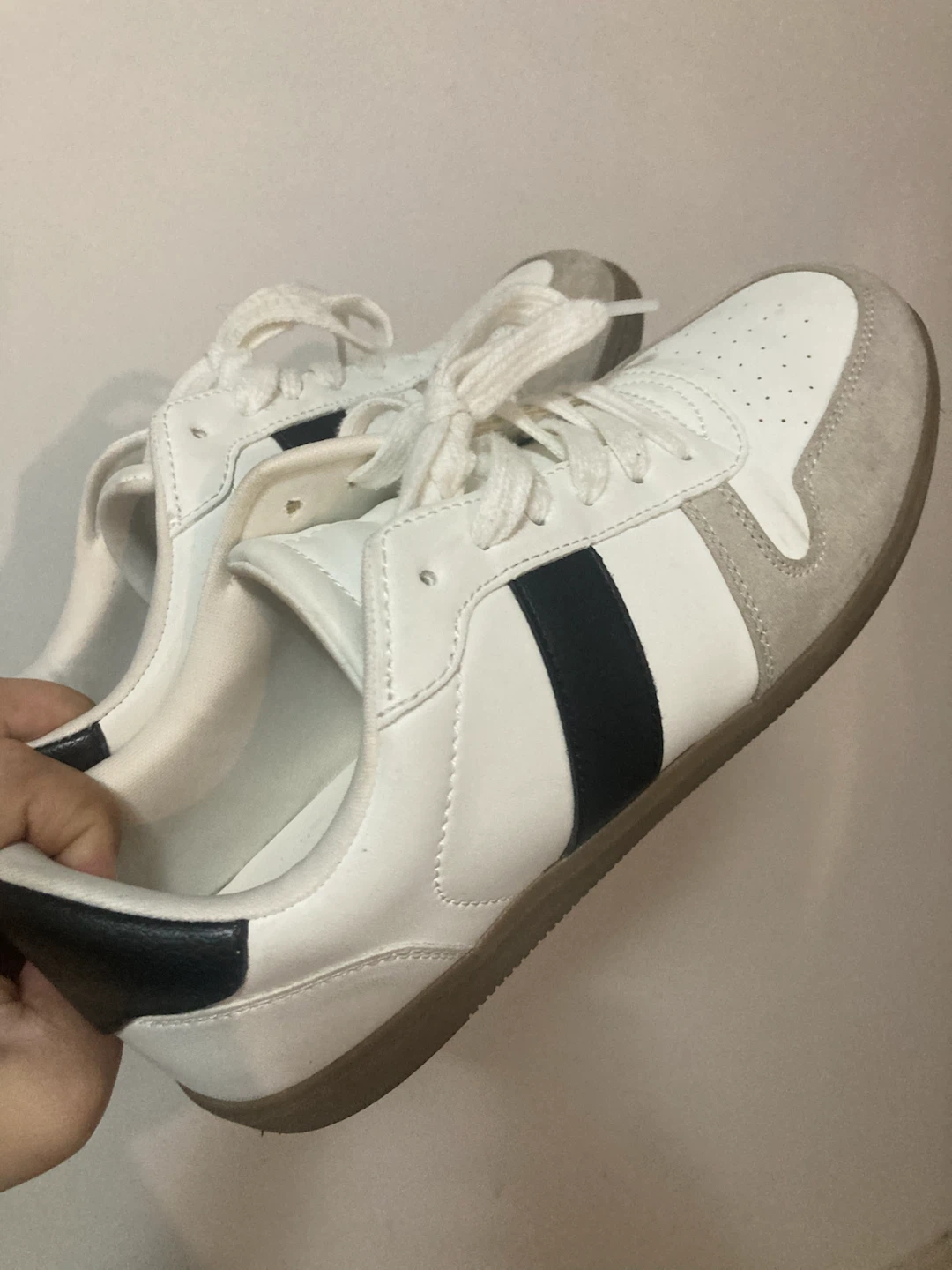 White Sneakers 👟