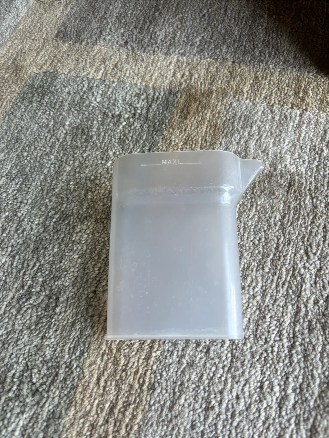 Plastic Measuring Cup with MAXI Line