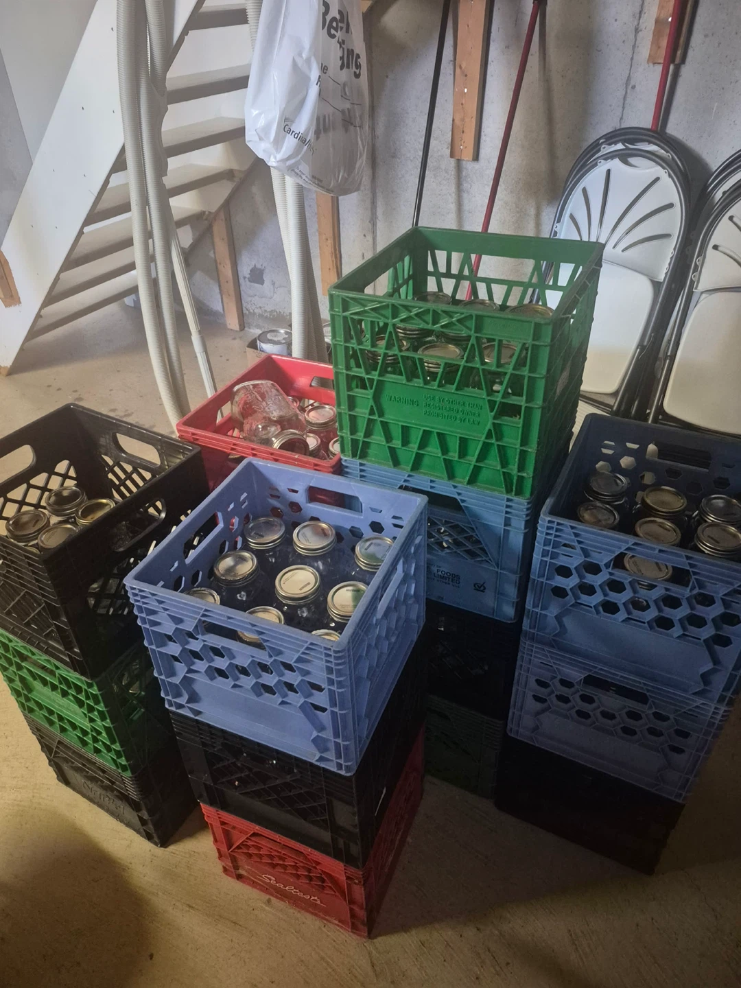 Mason Jars 120 LARGE AND 32 SMALL CRATES NOT INCLUDED