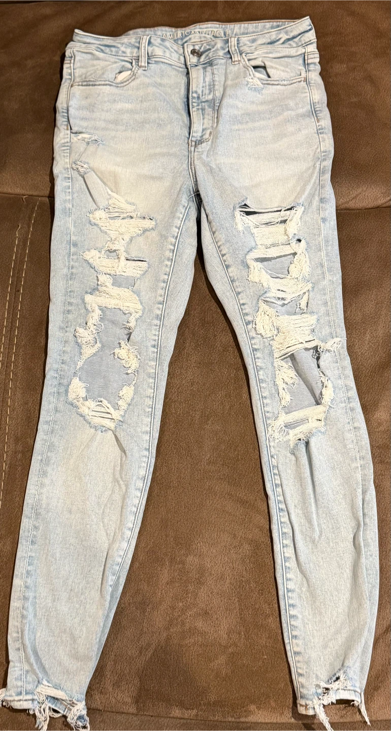 American Eagle Women's Light Wash Distressed Jeans
