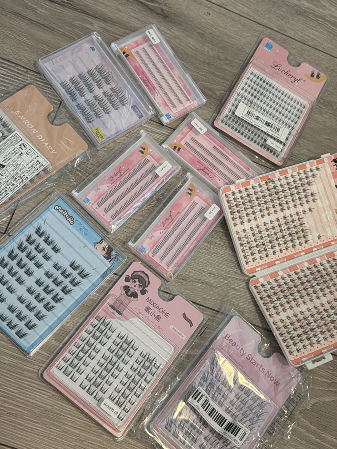 Assorted fake eyelashes