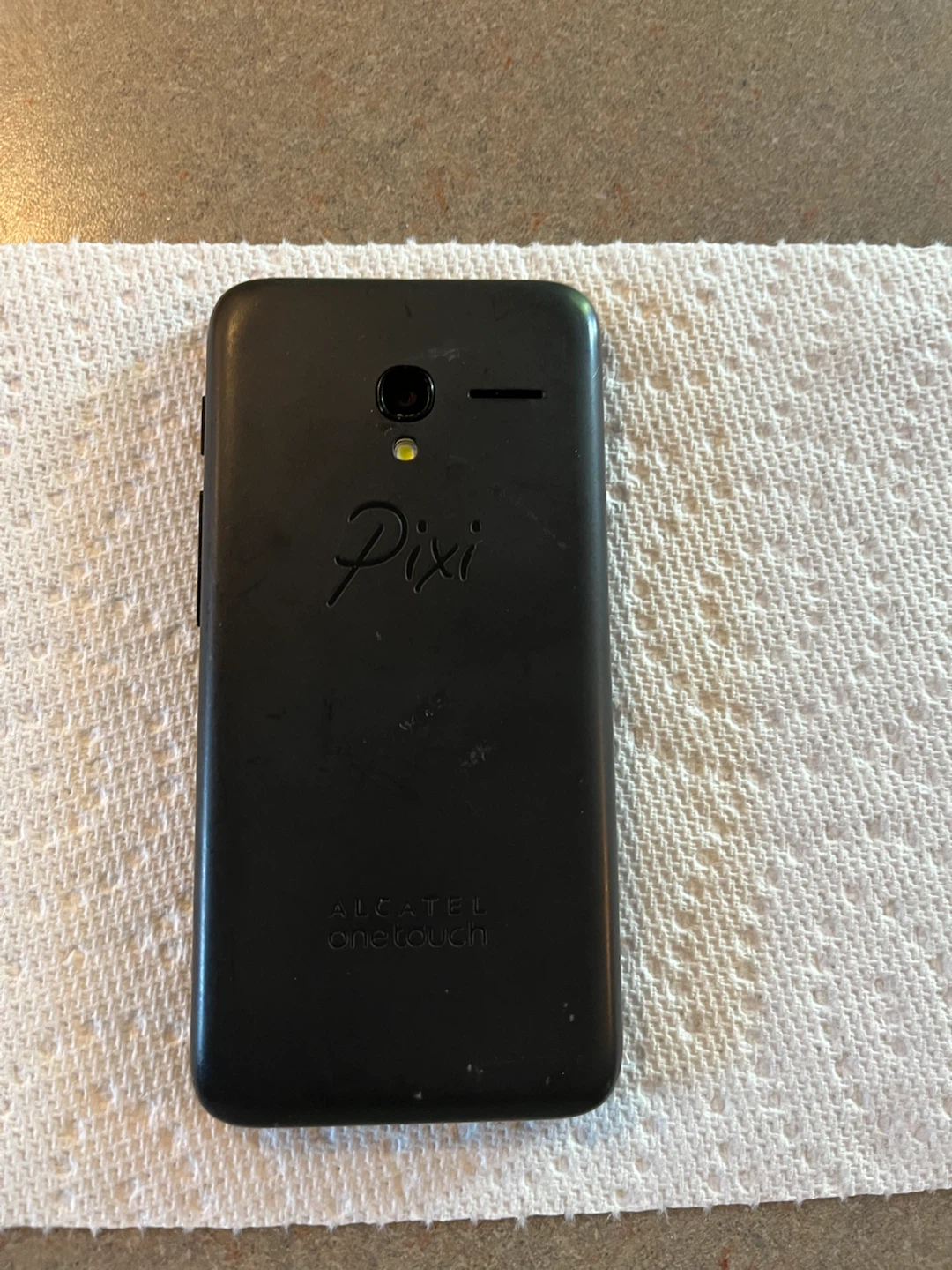 Apple iPhone 6s, Alcatel One Touch Pixi - photo 5
