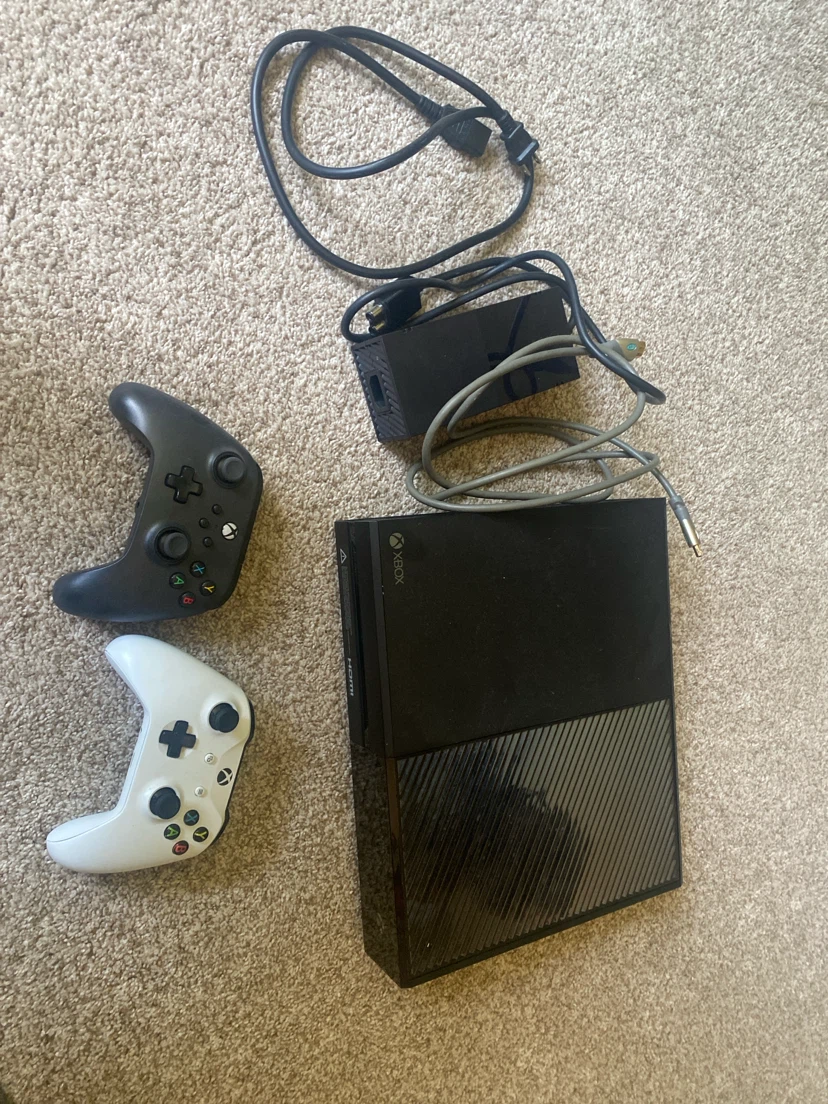 Xbox One Console with 2 Controllers - photo 3