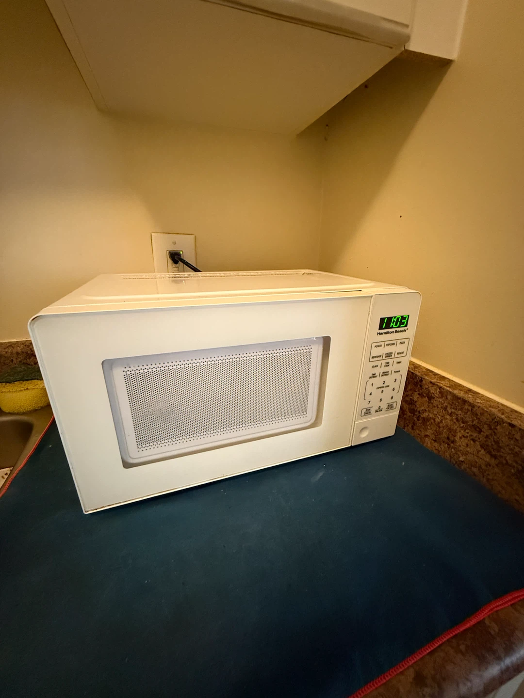 Hamilton Beach 0.7 cu. ft. 700W Microwave - $20 - photo 2