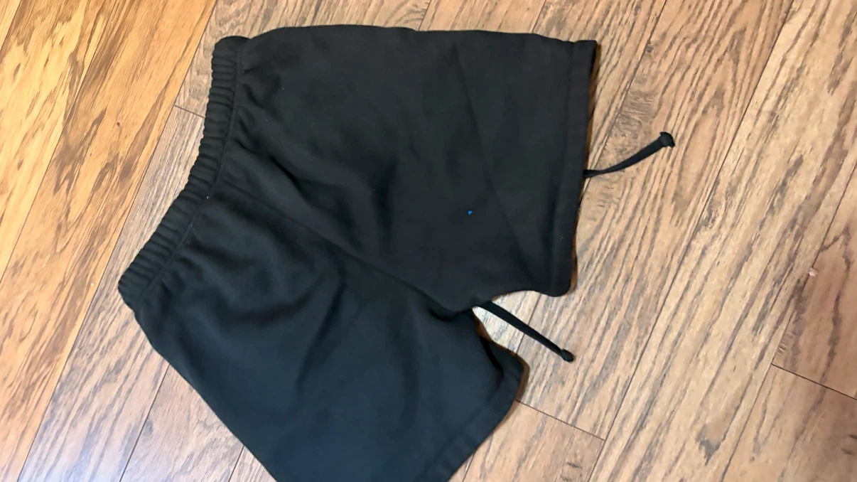 Essentials shorts a bit worn js need to wash it - photo 2