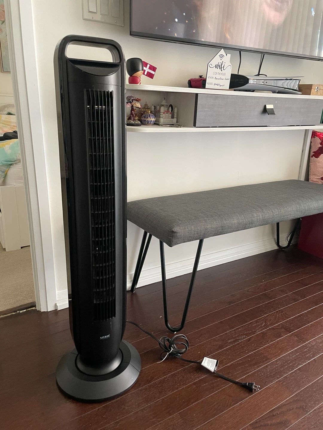 Seville Classics UltraSlimline Bladeless Oscillating Tower Fan