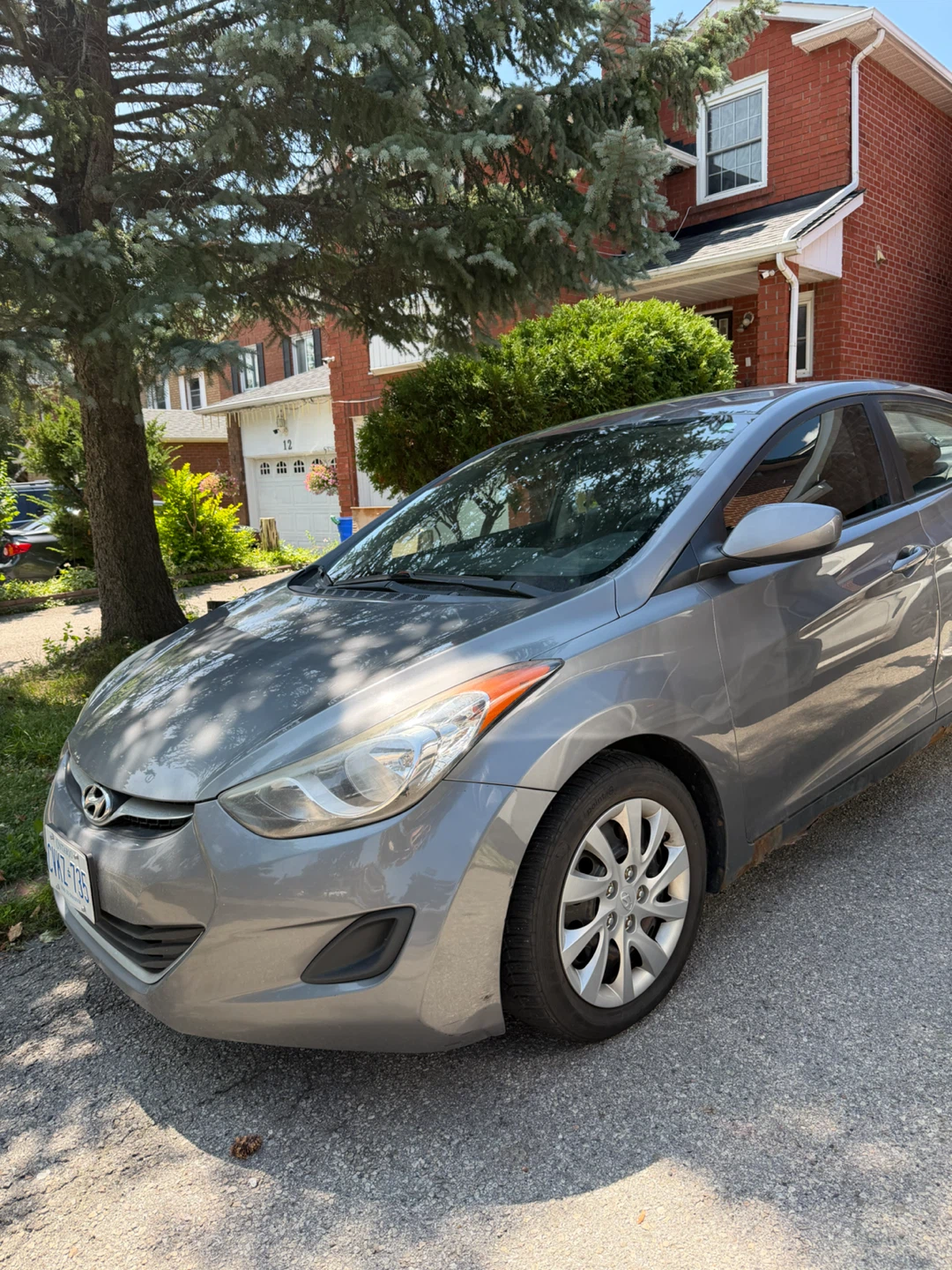 Grey Hyundai Elantra 2013